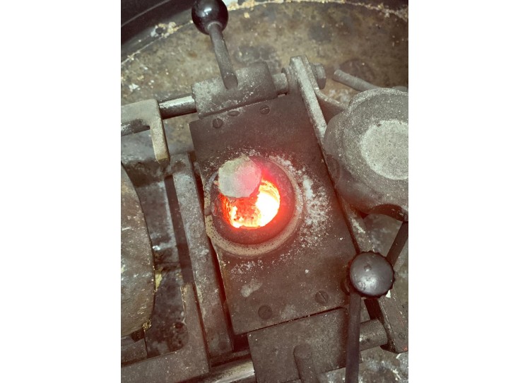 Como Hacer un Horno para Fundir Metales Casero / how to make a furnance to  melt metals 